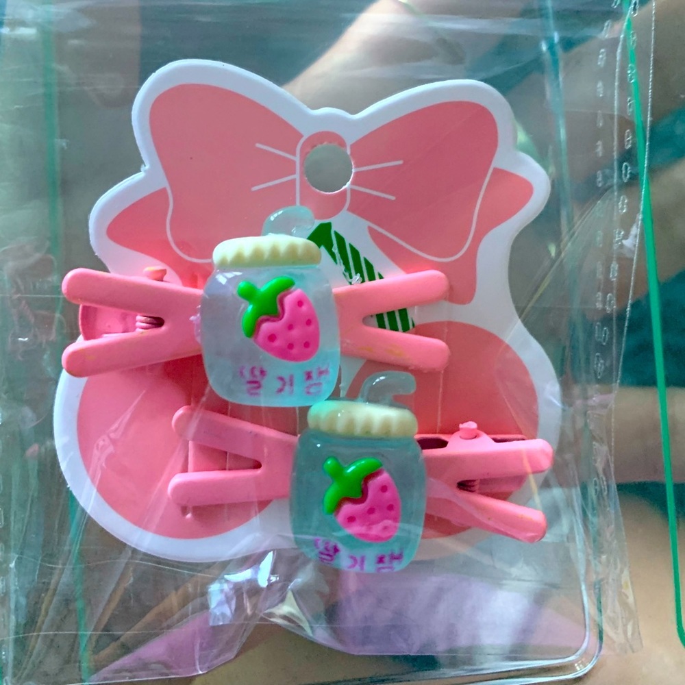 Strawberry jam clips